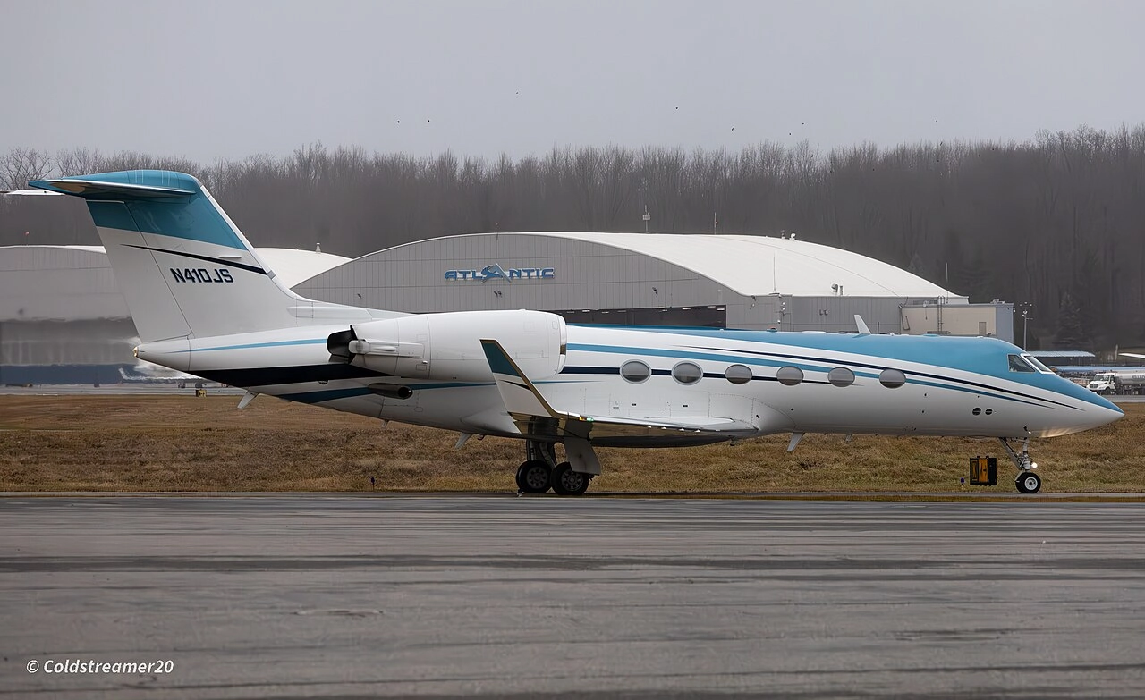 A Gulfstream G-IV (N410JS) of flyExclusive taxis