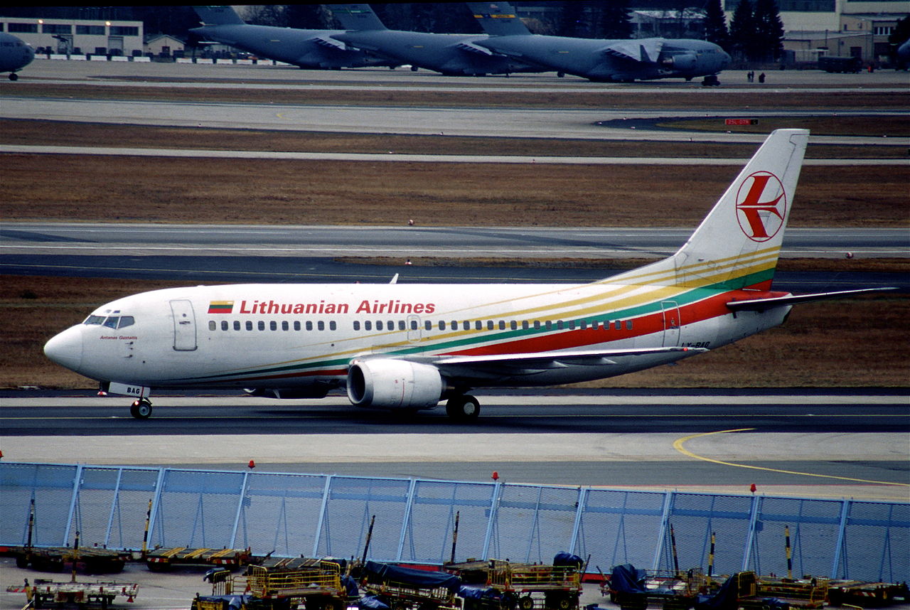 Lithuanian Airlines Boeing 737-382