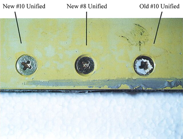 Illustration that shows correct and incorrect screws used in the G-BJRT windscreen that failed during the flight of British Airways flight 5390.