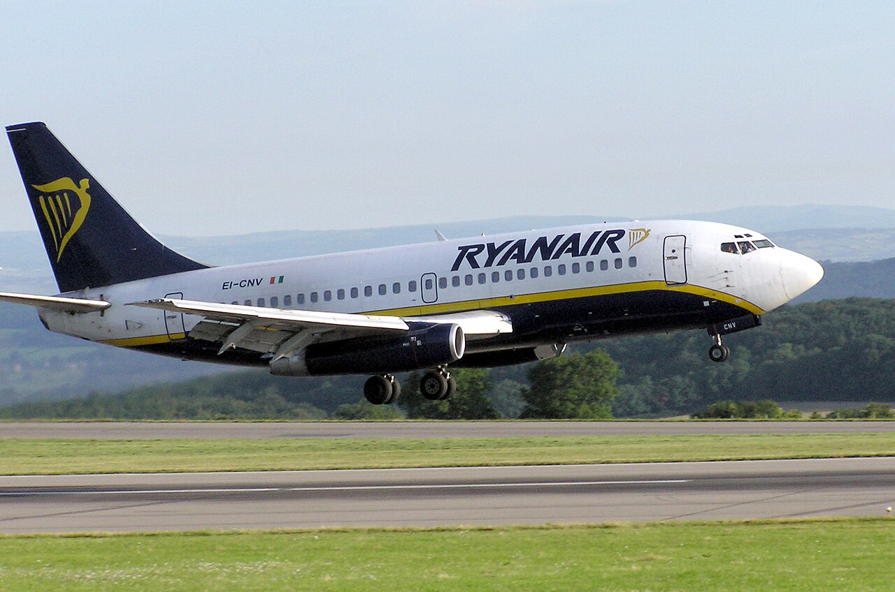 Ryanair Boeing 737-200 landing (Bristol).