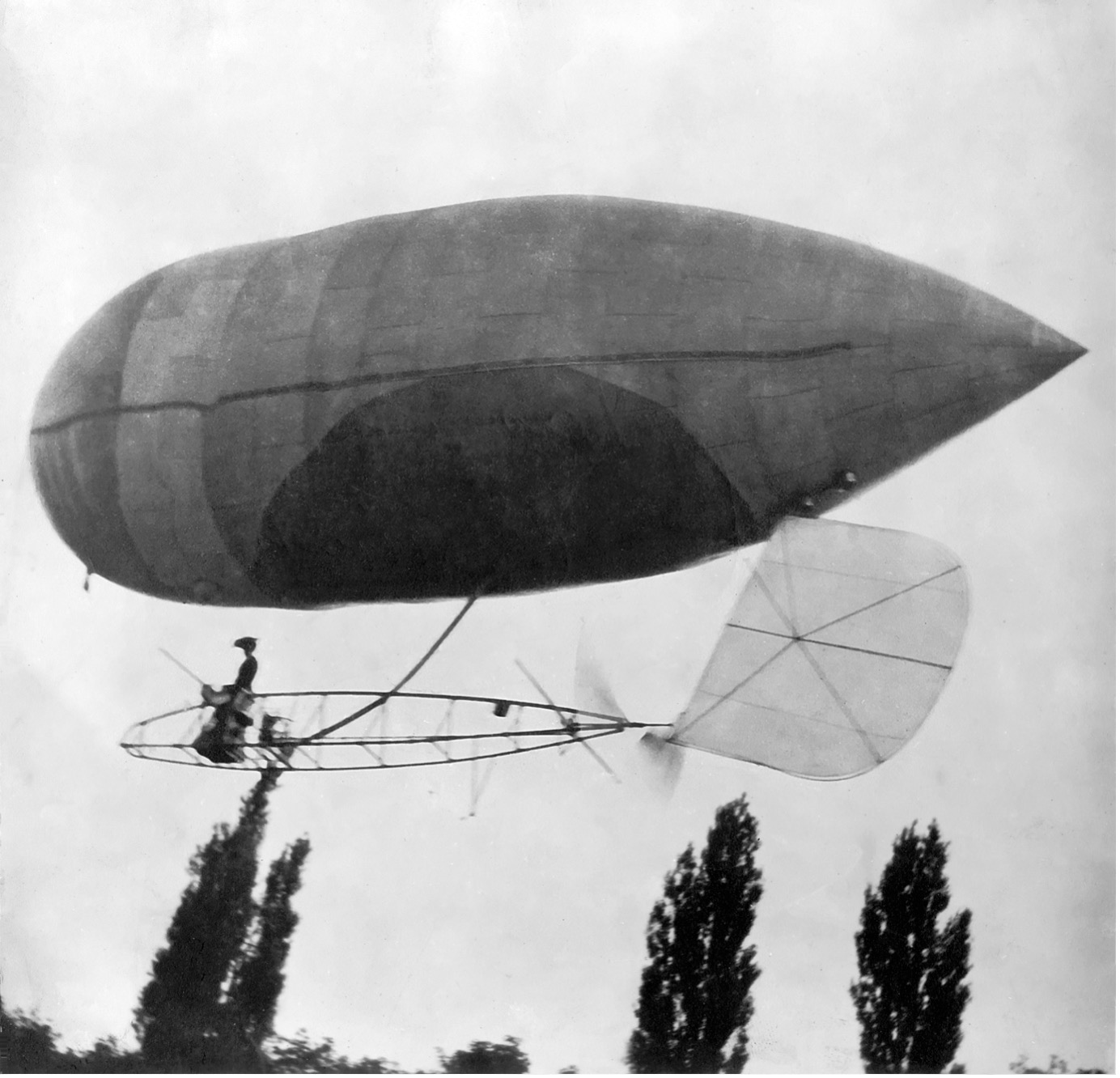  Aida D'Acosta Breckinridge piloted Alberto Santos-Dumont's airship N° 9