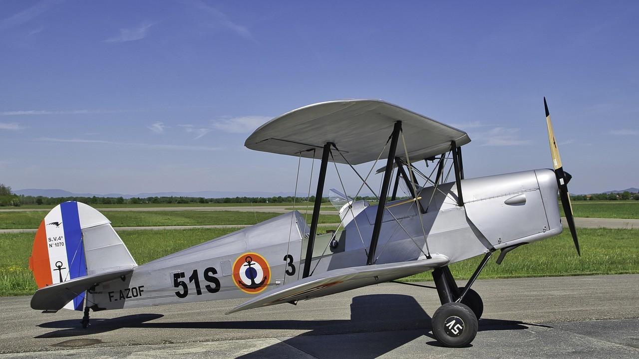 Propeller plane with large propeller at the front