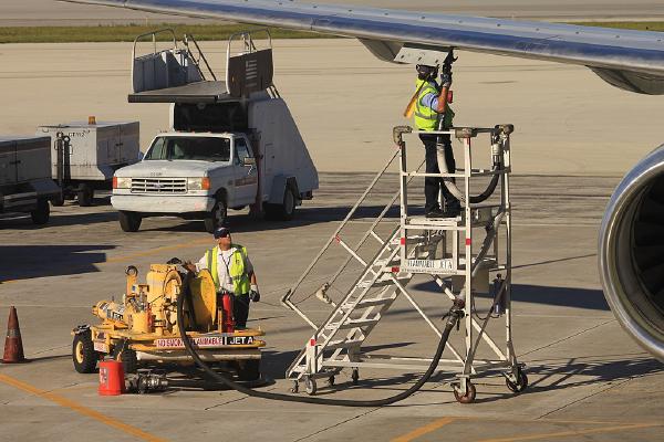 A US Airways Boeing 757 being fueled at Fort Lauderdale–Hollywood International Airport