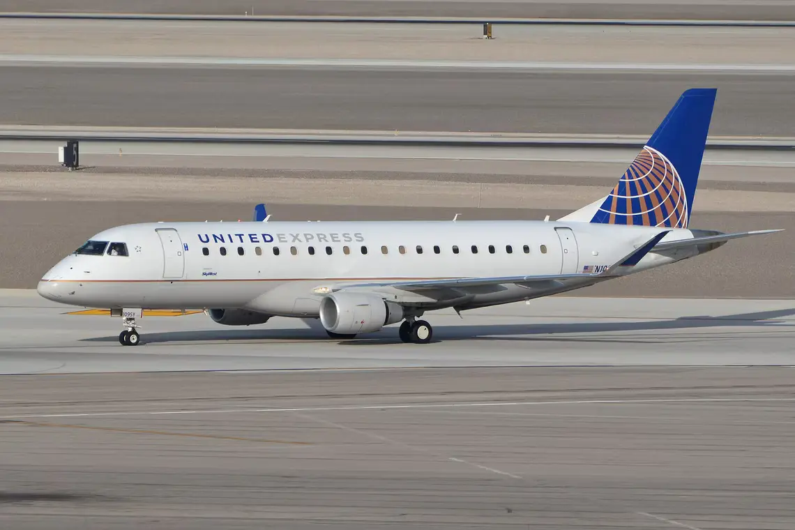 A United Express/SkyWest Airlines E175