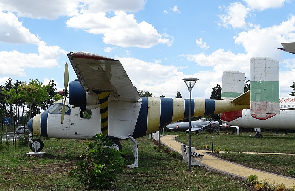 Burgas Antonov An-14 Pchelka LZ-7001