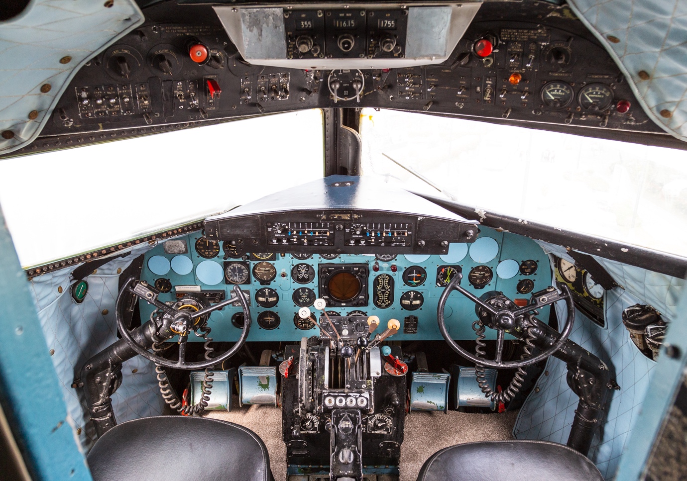 Douglas DC-3 cockpit inside